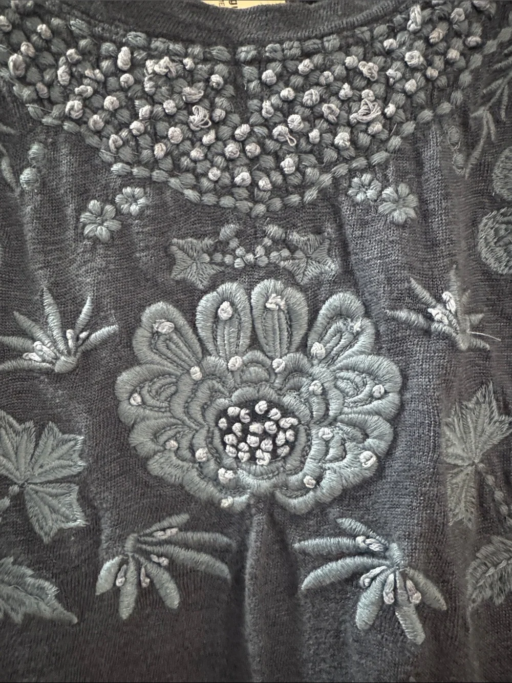 Embroidered Sleeveless Tank Top - Picture 4 of 10
